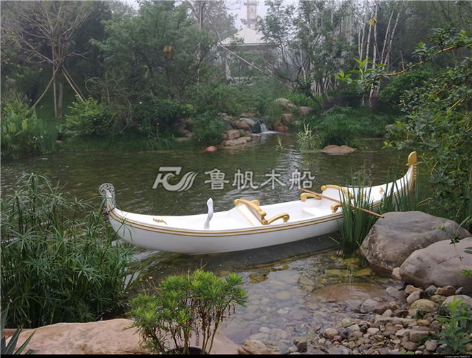白色黃邊